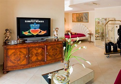 Angela Hotel 4*